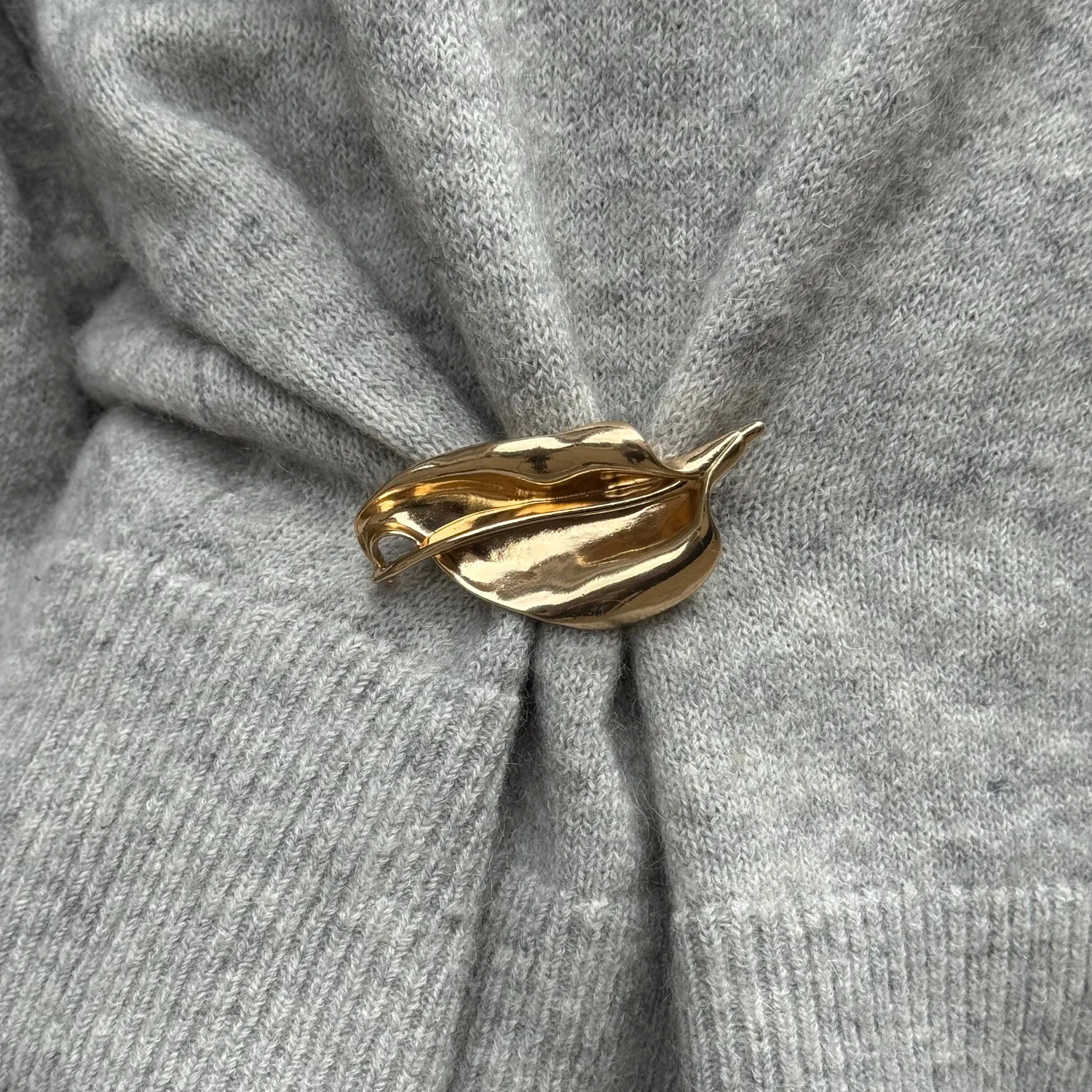 TIMI OF SWEDEN Leslie abstrakt broche guld 73 mm