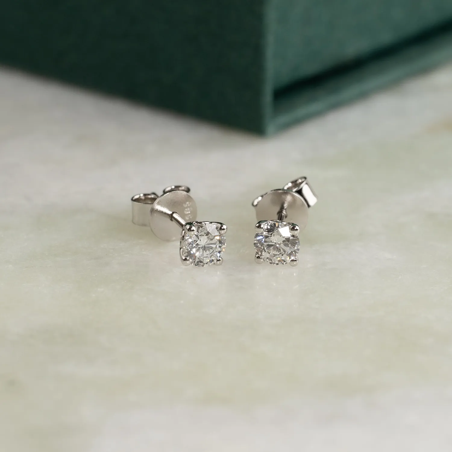 Sisi Copenhagen Classic Solitaire ørestikker guld 0,5 ct