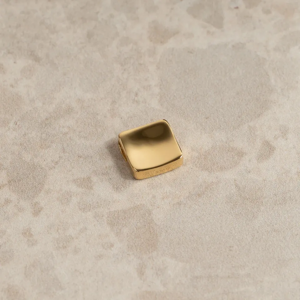 Sisi Copenhagen Mae Golden Pendant vedhæng forgyldt 12 mm