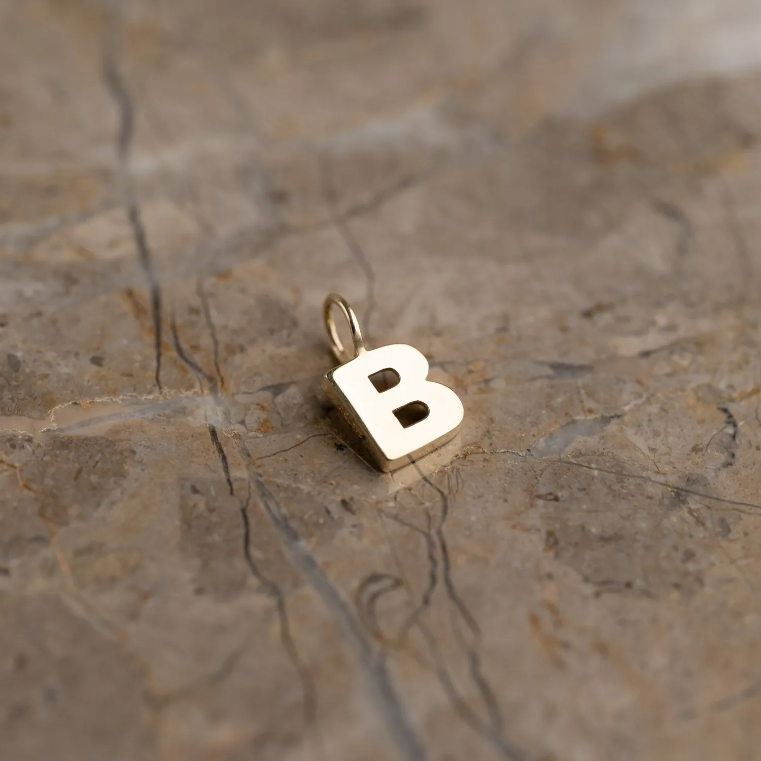 Sisi Copenhagen Letter Solid Gold bogstavsvedhæng 9 kt.