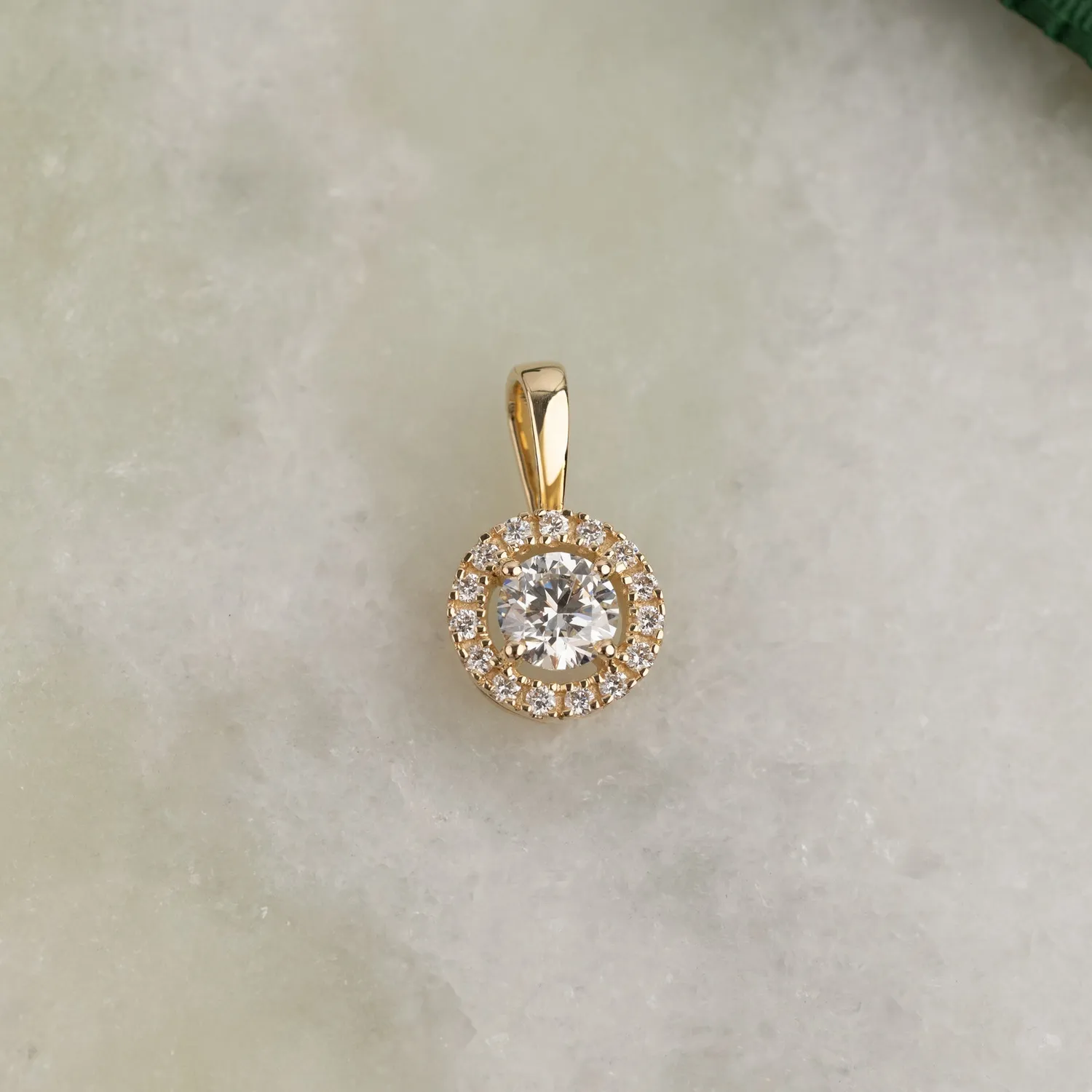 Sisi Copenhagen Round Halo lab-diamond vedhæng 0,66 ct guld