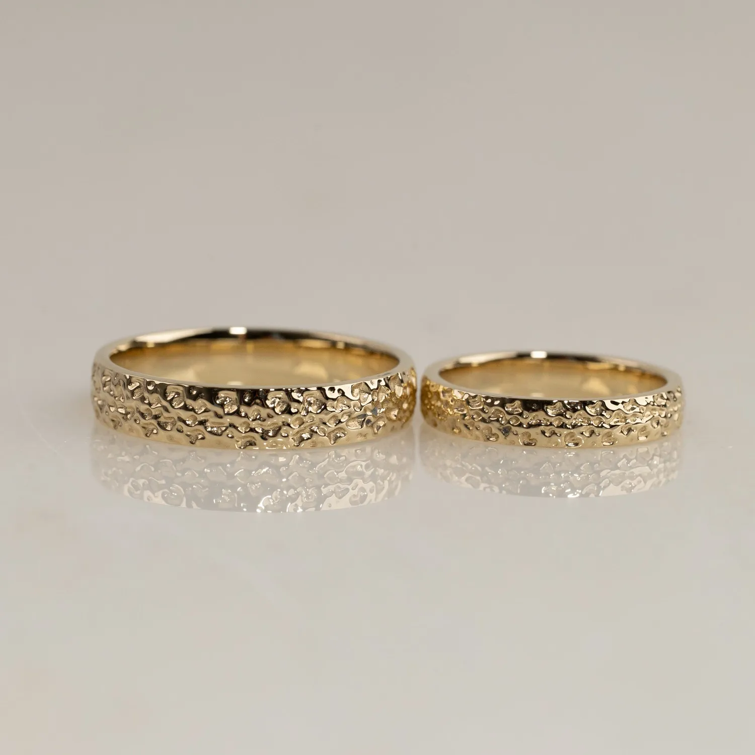 Sisi Organic vielsesringe sæt 14 kt guld 3,5+4,5 mm