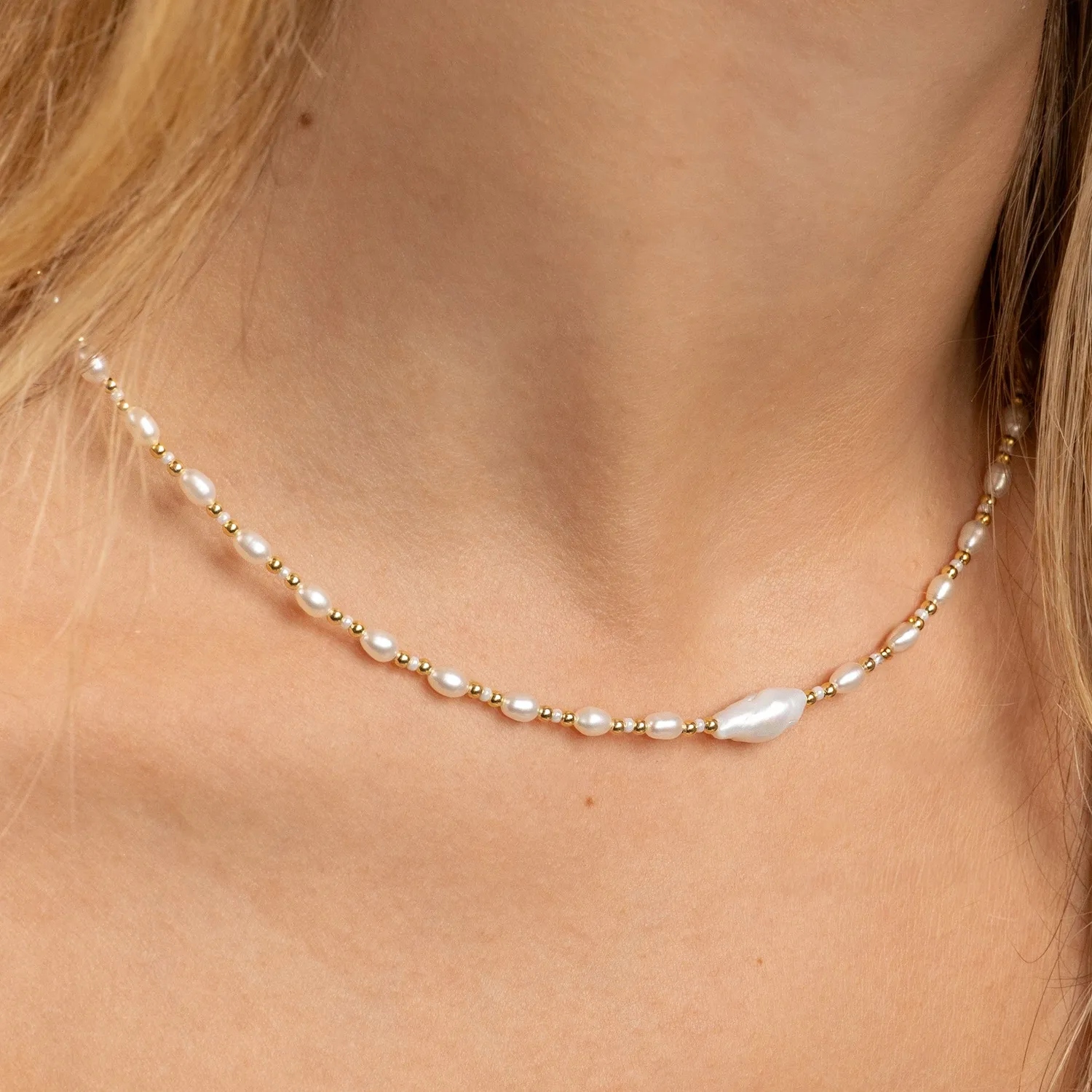 Sisi Copenhagen Lana Pearl Golden halskæde forgyldt med perler