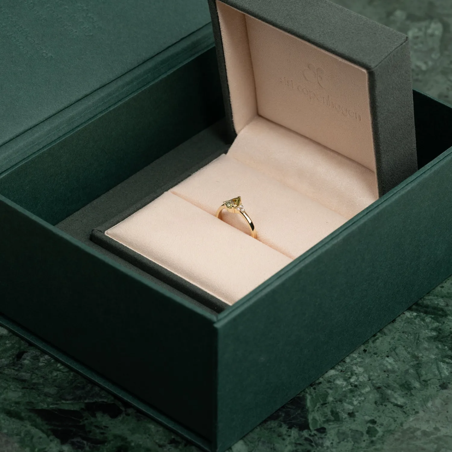 Sisi Copenhagen Pear-Cut Triad ring 0,65ct grøn guld