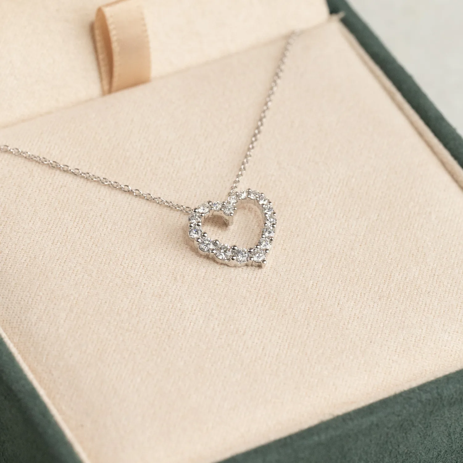 Sisi Copenhagen Diamond Graduating Curved Heart vedhæng 0,45ct hvidguld