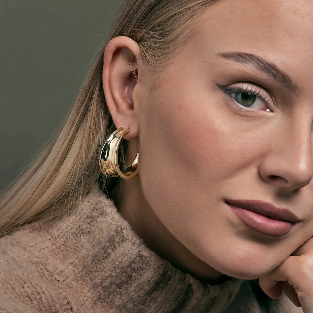 TIMI OF SWEDEN Store hamrede bøjleøreringe sølv