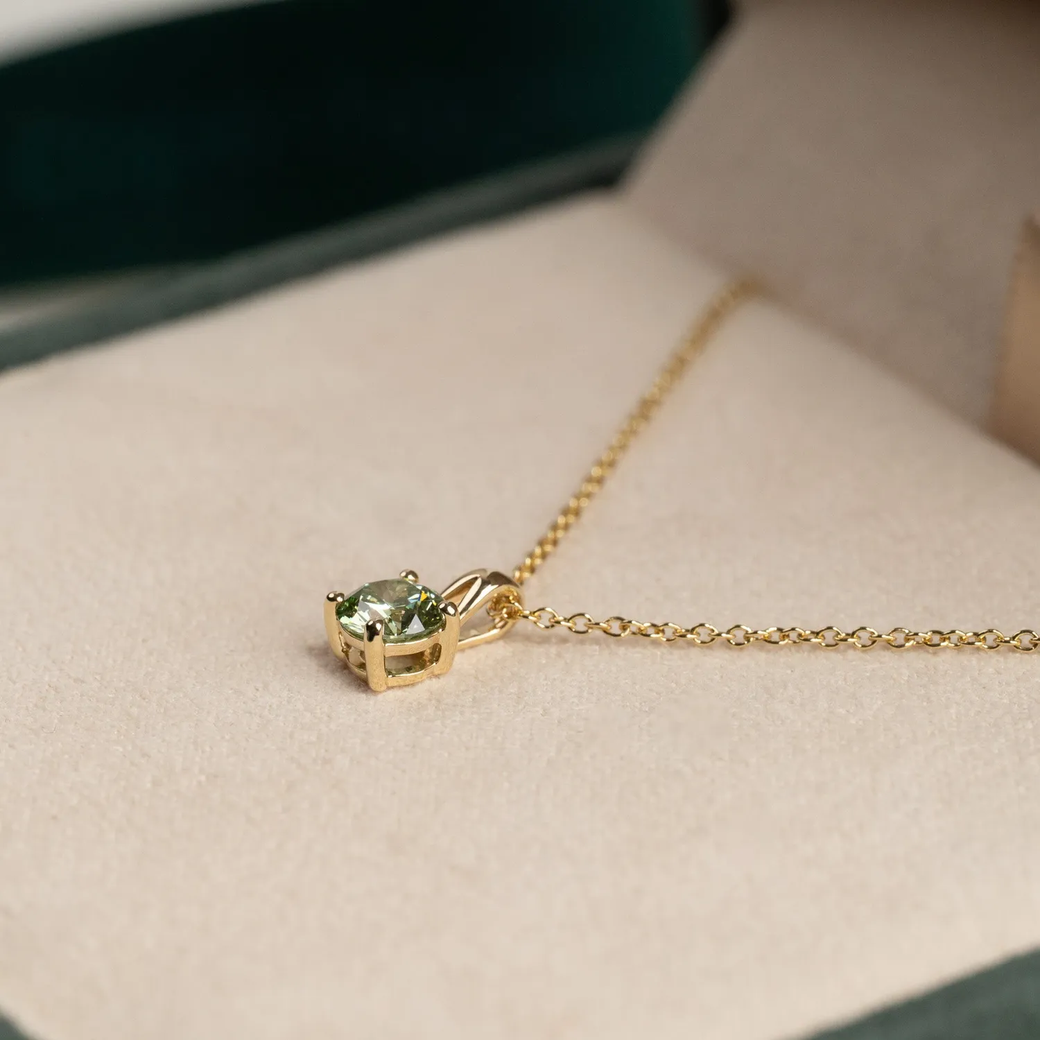 Sisi Copenhagen Prong Solitaire diamantvedhæng 0,5 ct guld grøn