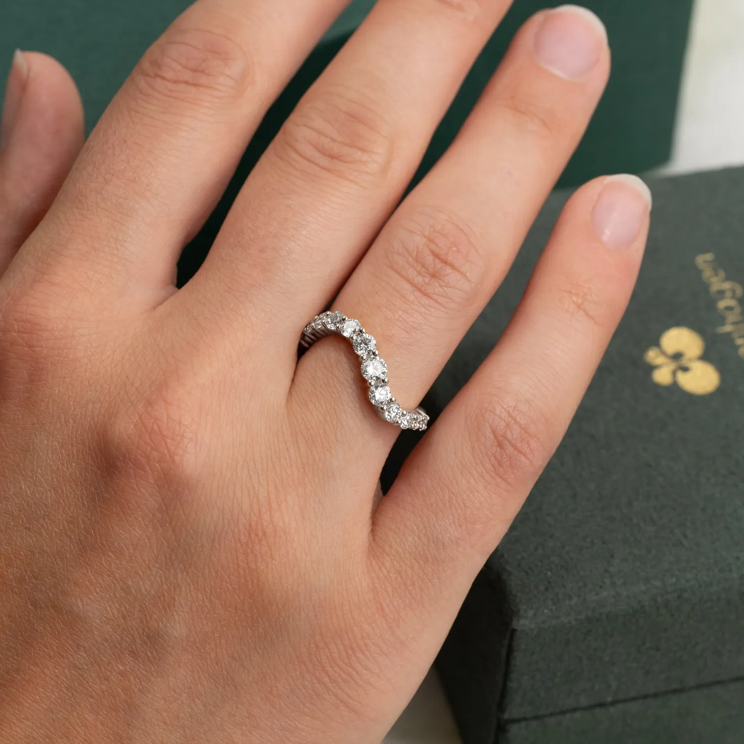Sisi Copenhagen Graduating Curved Lab-Diamond ring 0,9 ct hvidguld