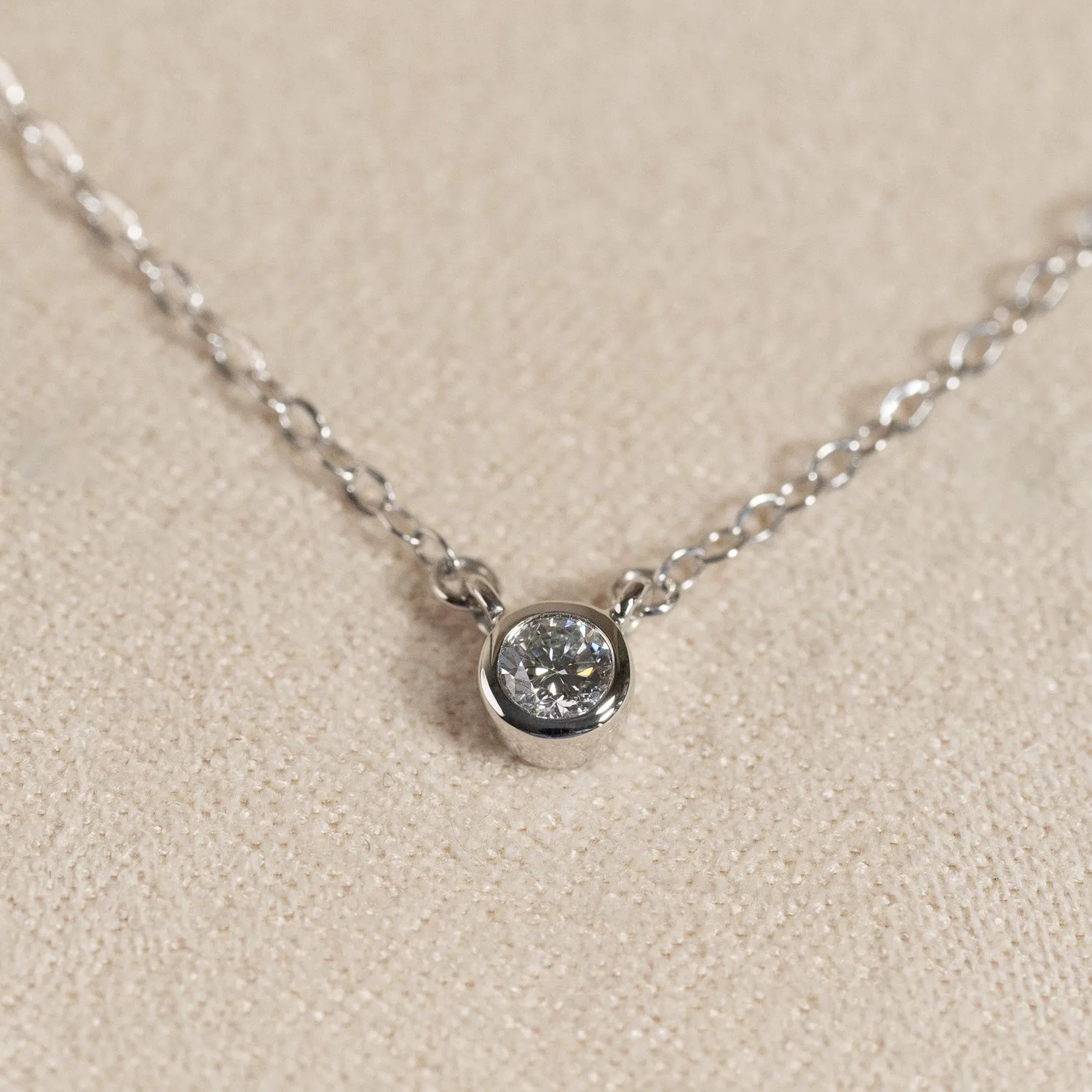 Sisi Copenhagen Diamond Solitaire Bezel halskæde hvidguld 0,1 ct