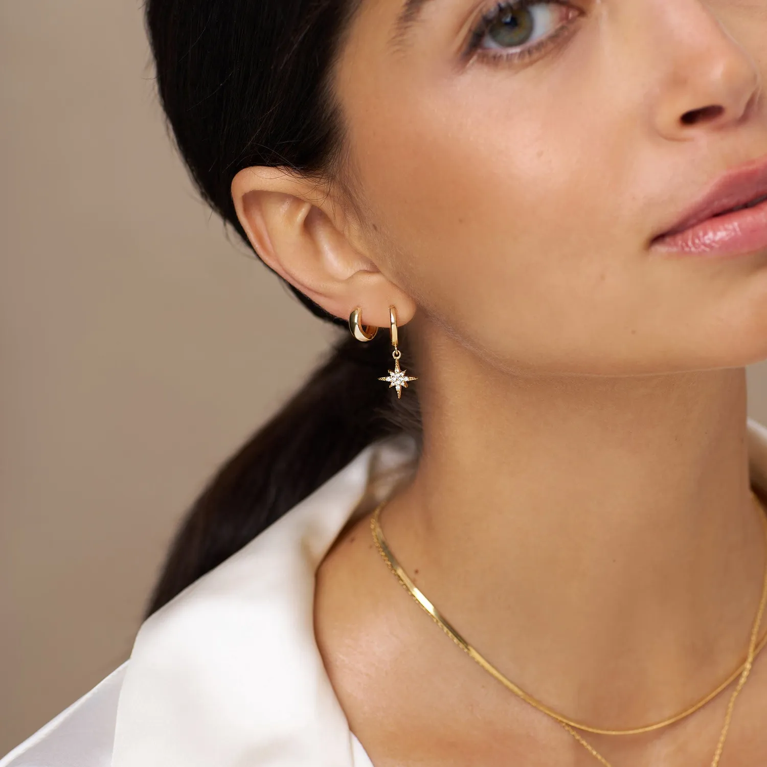 Orelia Mini Domed Huggie Hoop øreringe guld