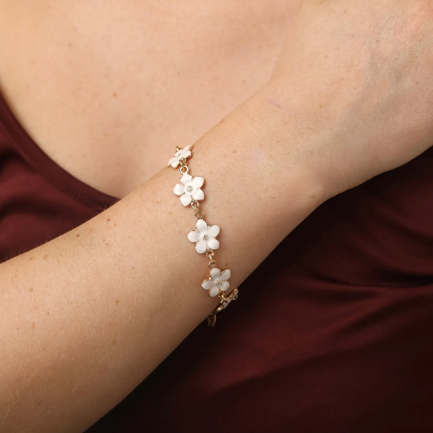 TIMI OF SWEDEN Adeline blomsterarmbånd hvid guld emalje
