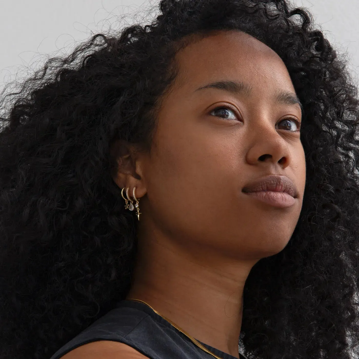 TIMI OF SWEDEN Elvira Crystal Star Hoop øreringe forgyldt