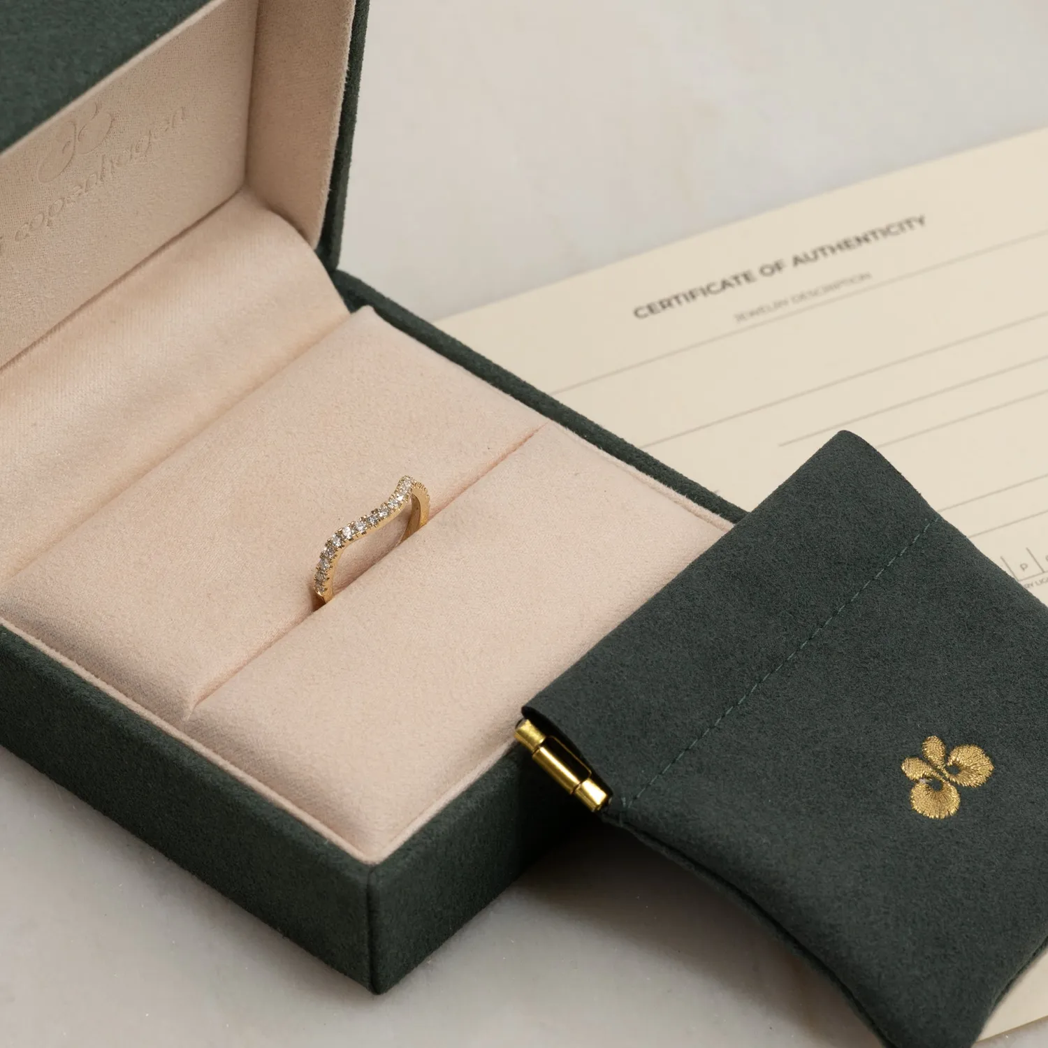 Sisi Copenhagen Wide Curve Alliance ring 14 kt guld diamanter