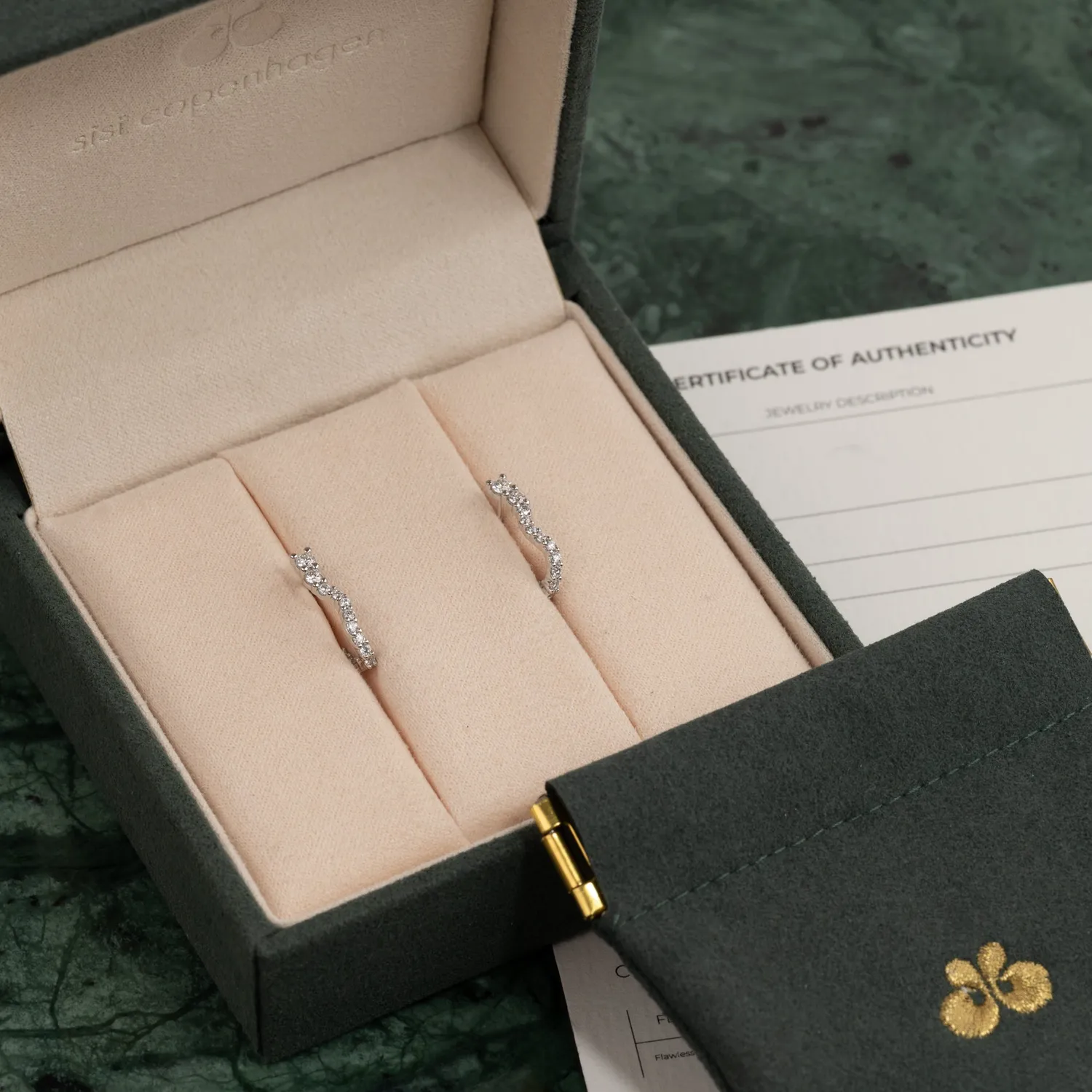 Sisi Copenhagen Diamond Graduating Curved Lab-Diamond creoler 0,45ct hvidguld