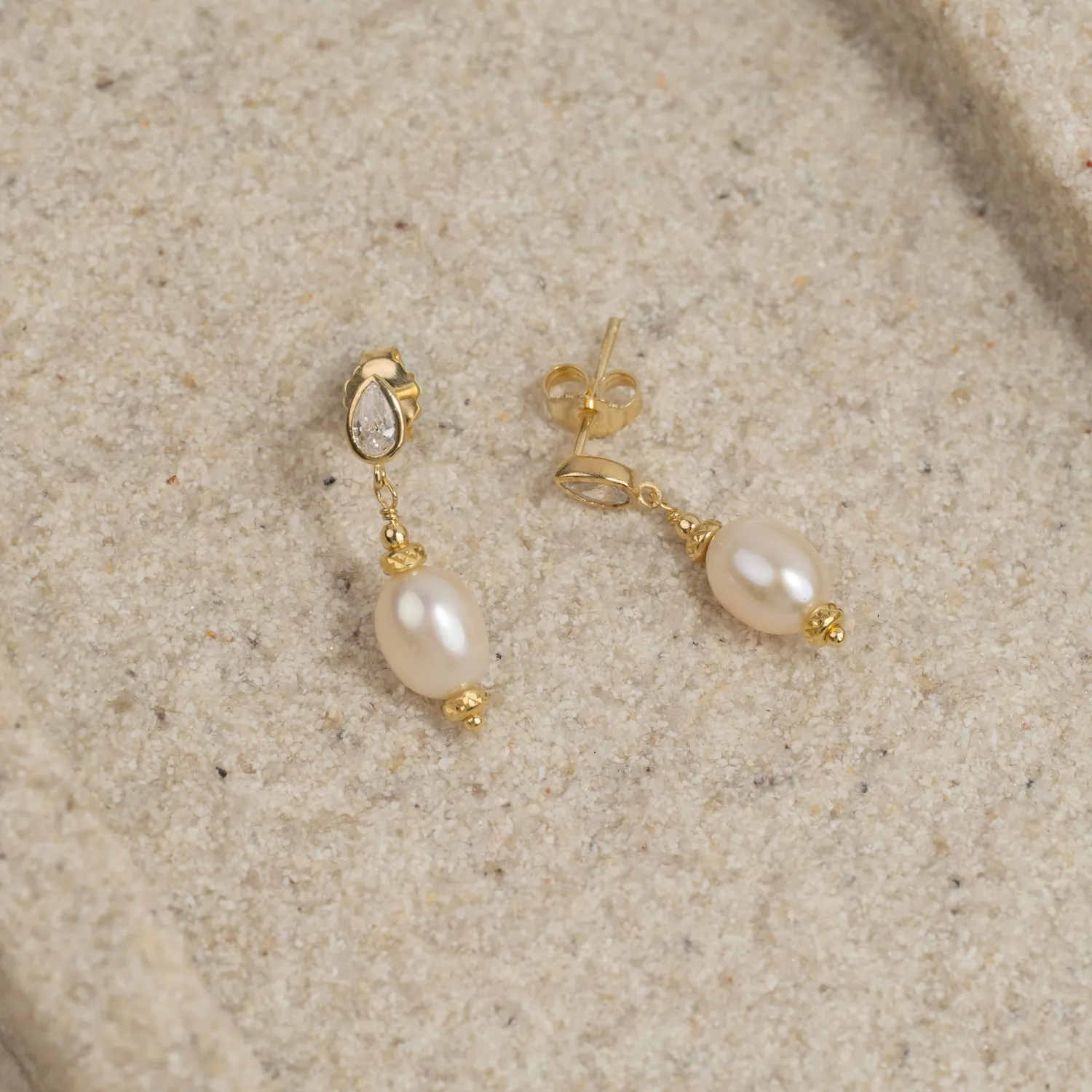 Sisi Copenhagen Irelia Pearl Golden øreringe med ferskvandsperle