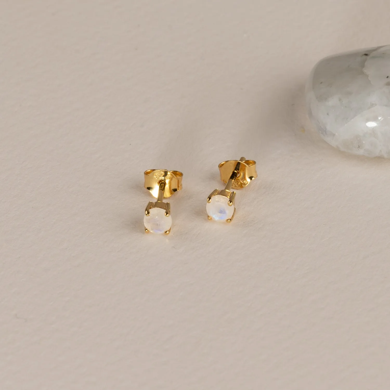 Sisi Copenhagen Gemma Moonstone Golden ørestikker månesten