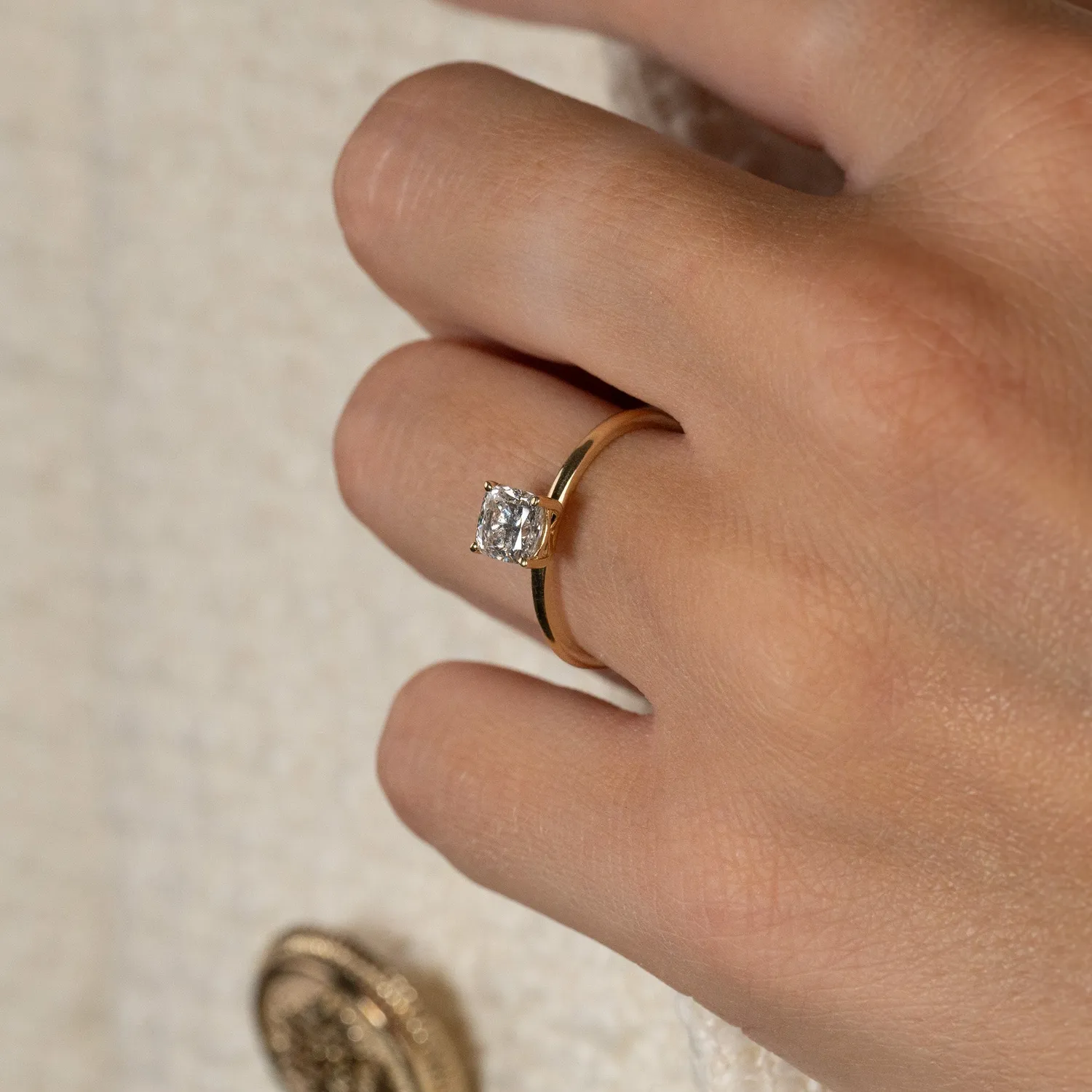 Sisi Copenhagen Solitaire 0,75ct cushion diamantring guld