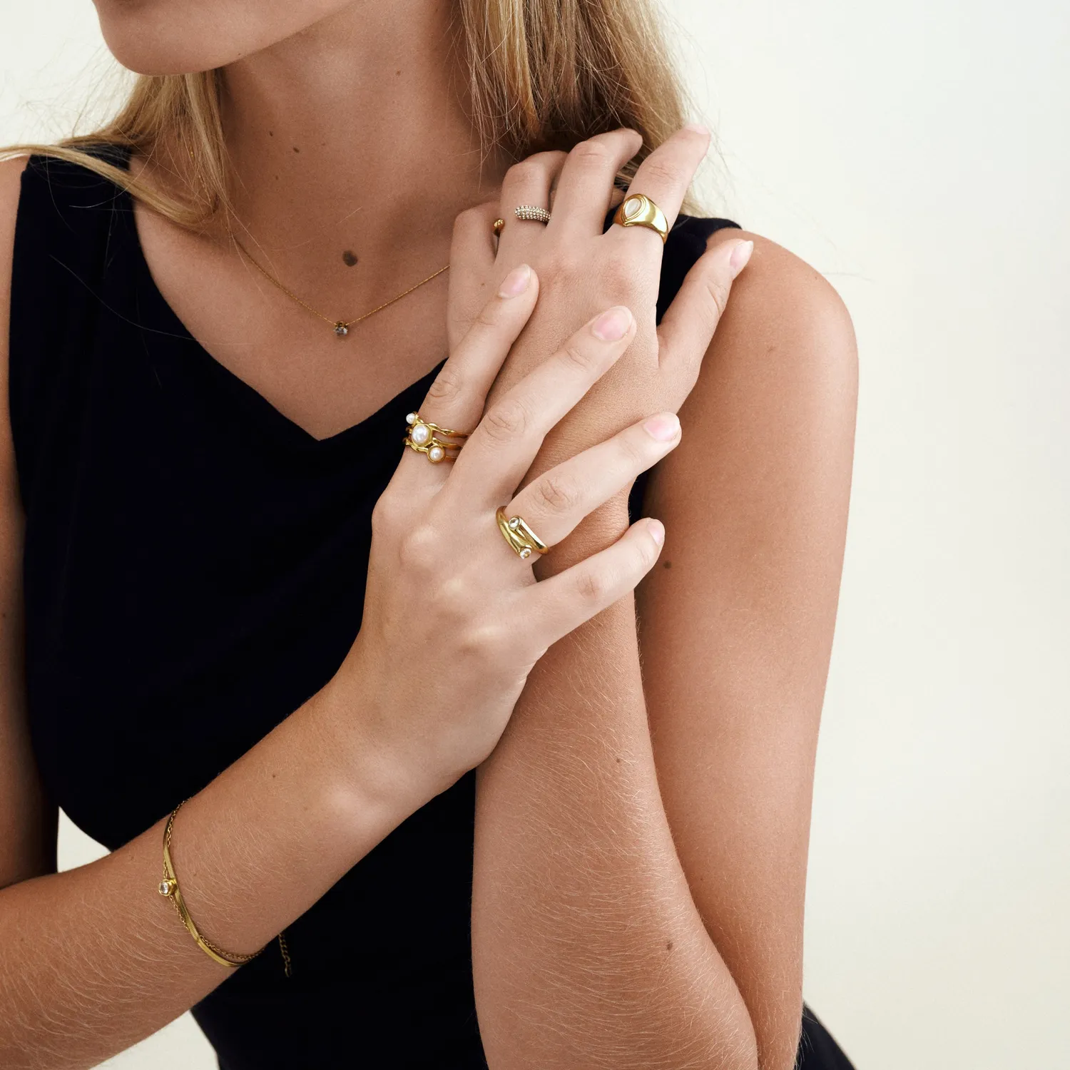 TIMI OF SWEDEN Tolouse åben krystalring guld justerbar