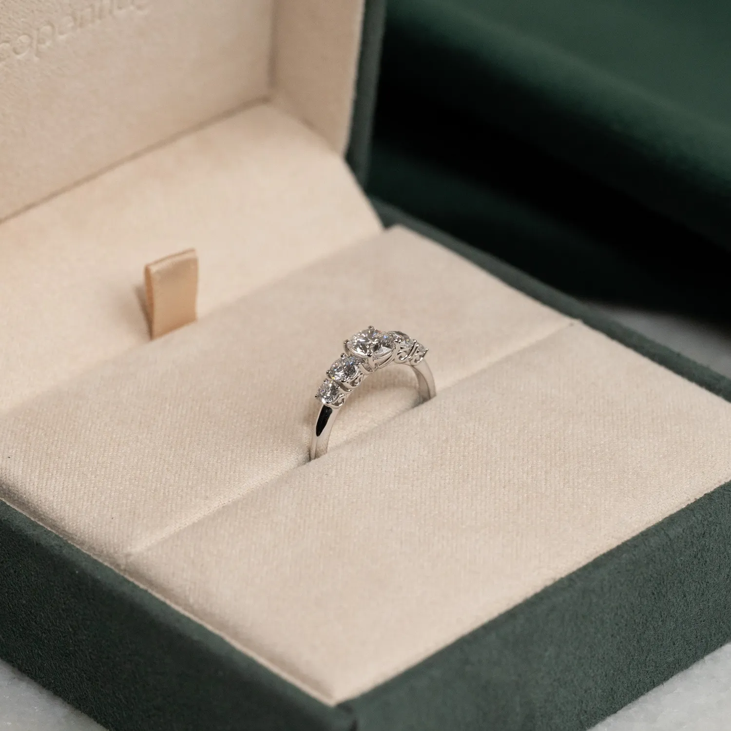 Sisi Copenhagen Five-Stone Trellis ring 1,0 ct hvidguld
