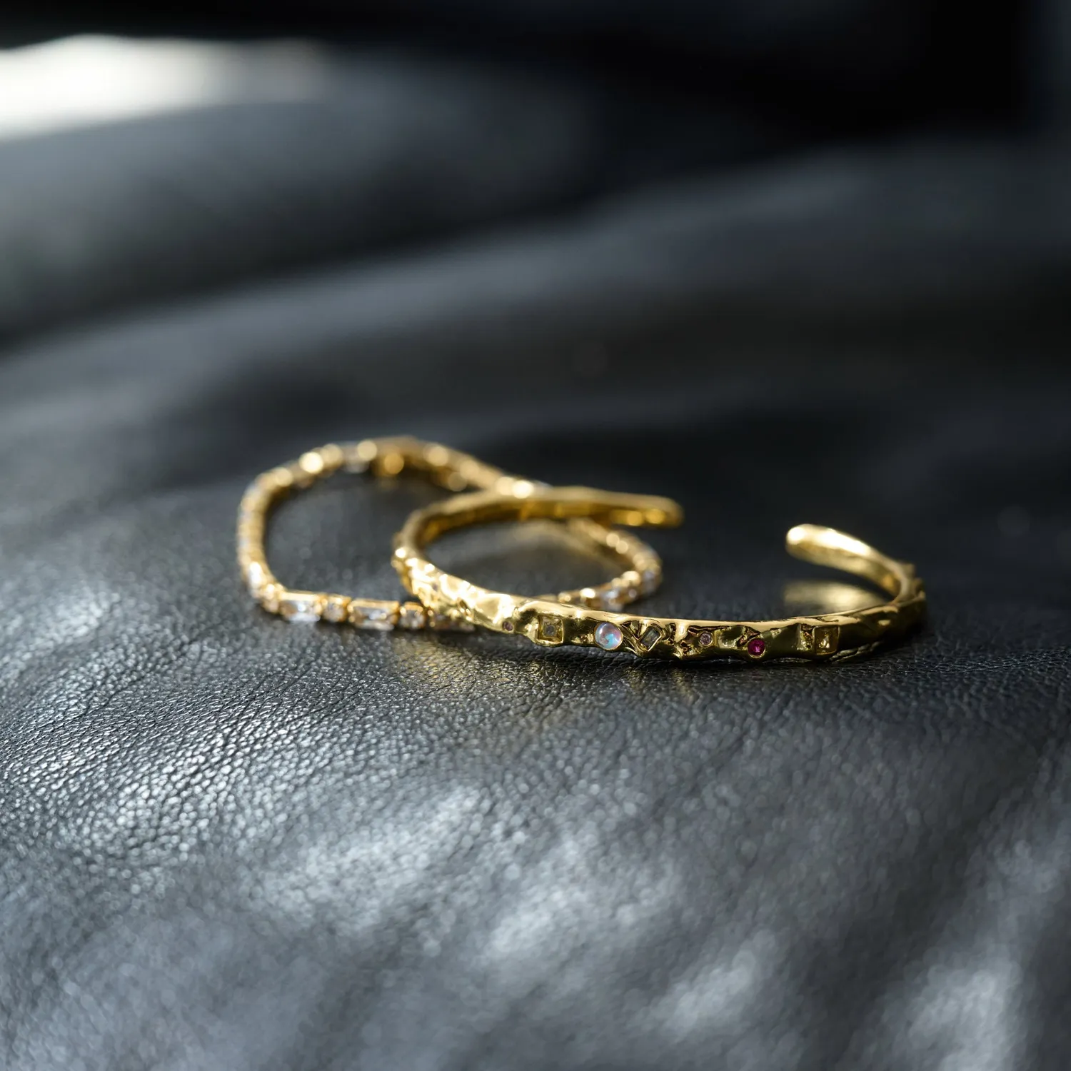 TIMI OF SWEDEN Shiloh krystalarmbånd justerbar guld