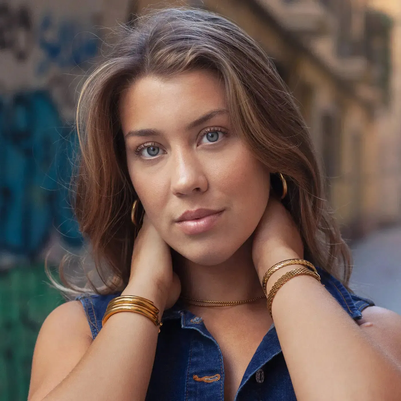 TIMI OF SWEDEN Maeve statement bangle armbånd guld stål