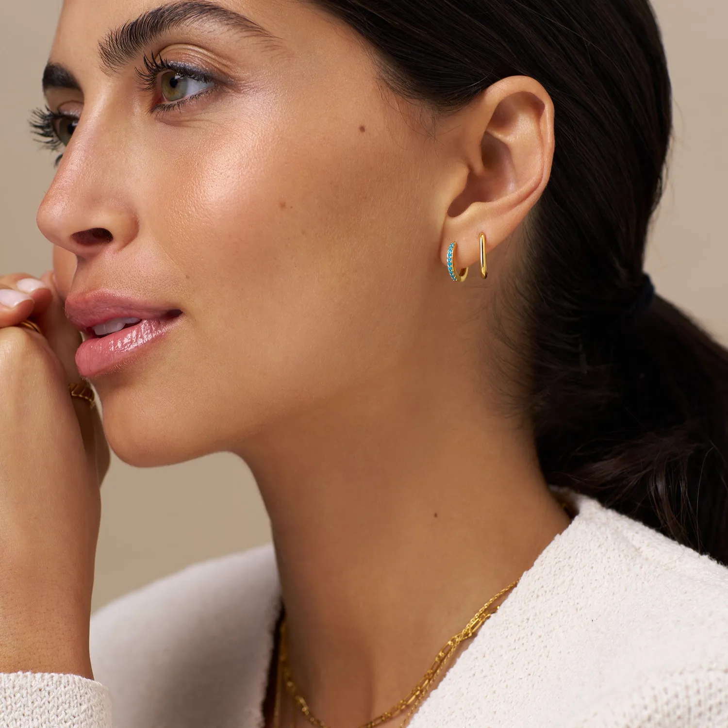 Orelia Mini Turquoise Pavé huggie hoops guld turkis