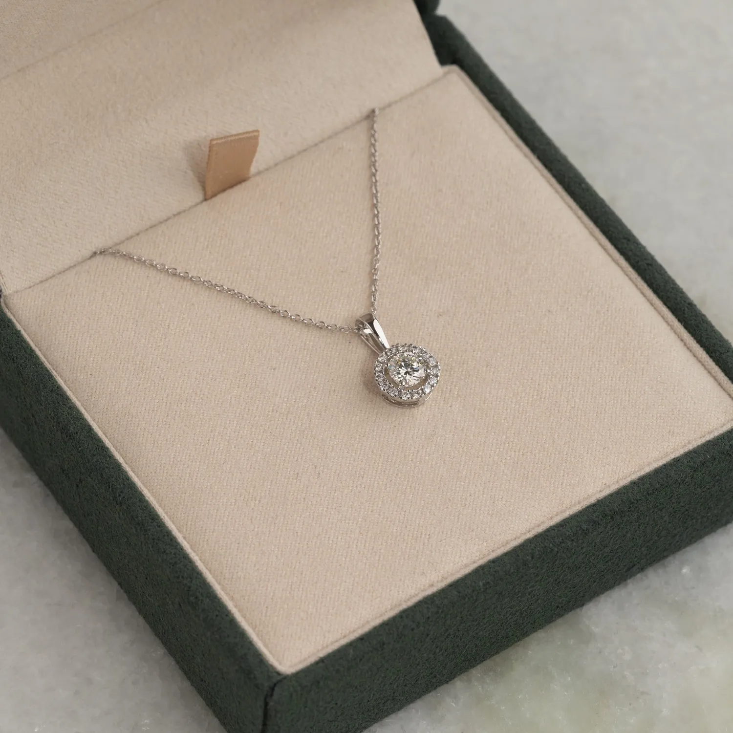 Sisi Copenhagen Round Halo vedhæng 0,66ct 14kt hvidguld