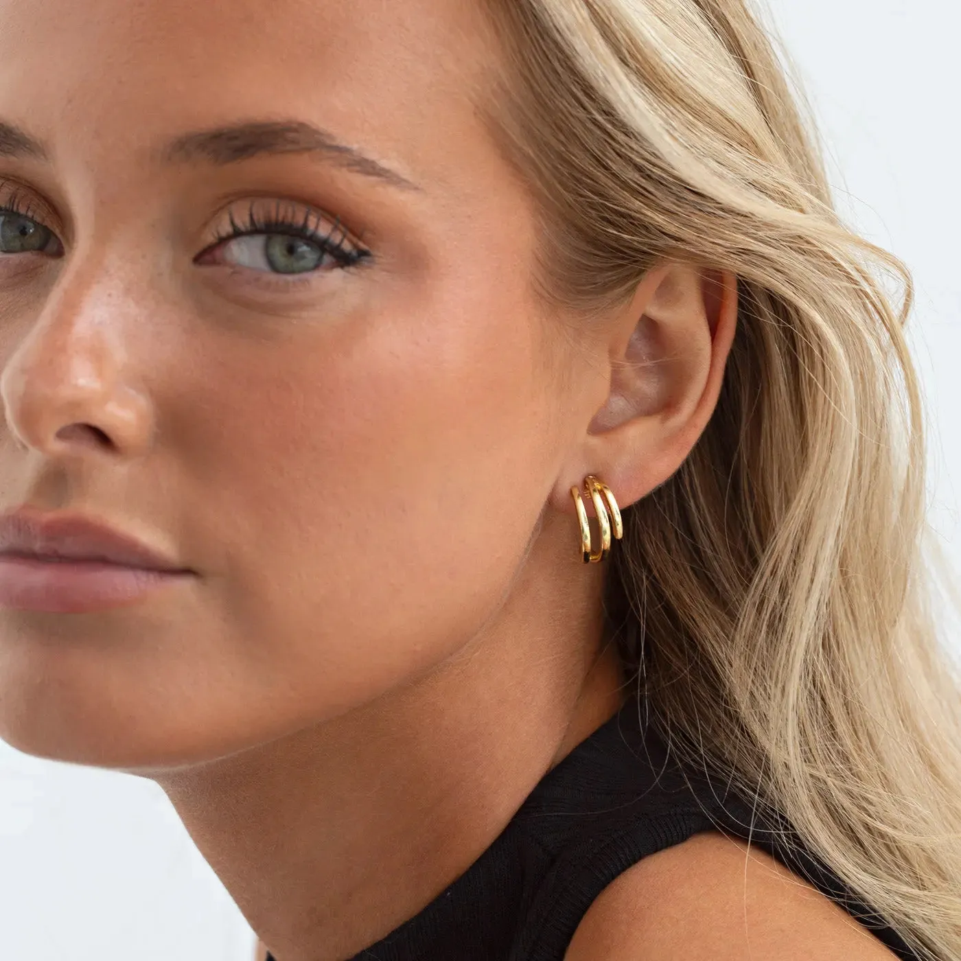 TIMI OF SWEDEN Maj triple studs øreringe forgyldt