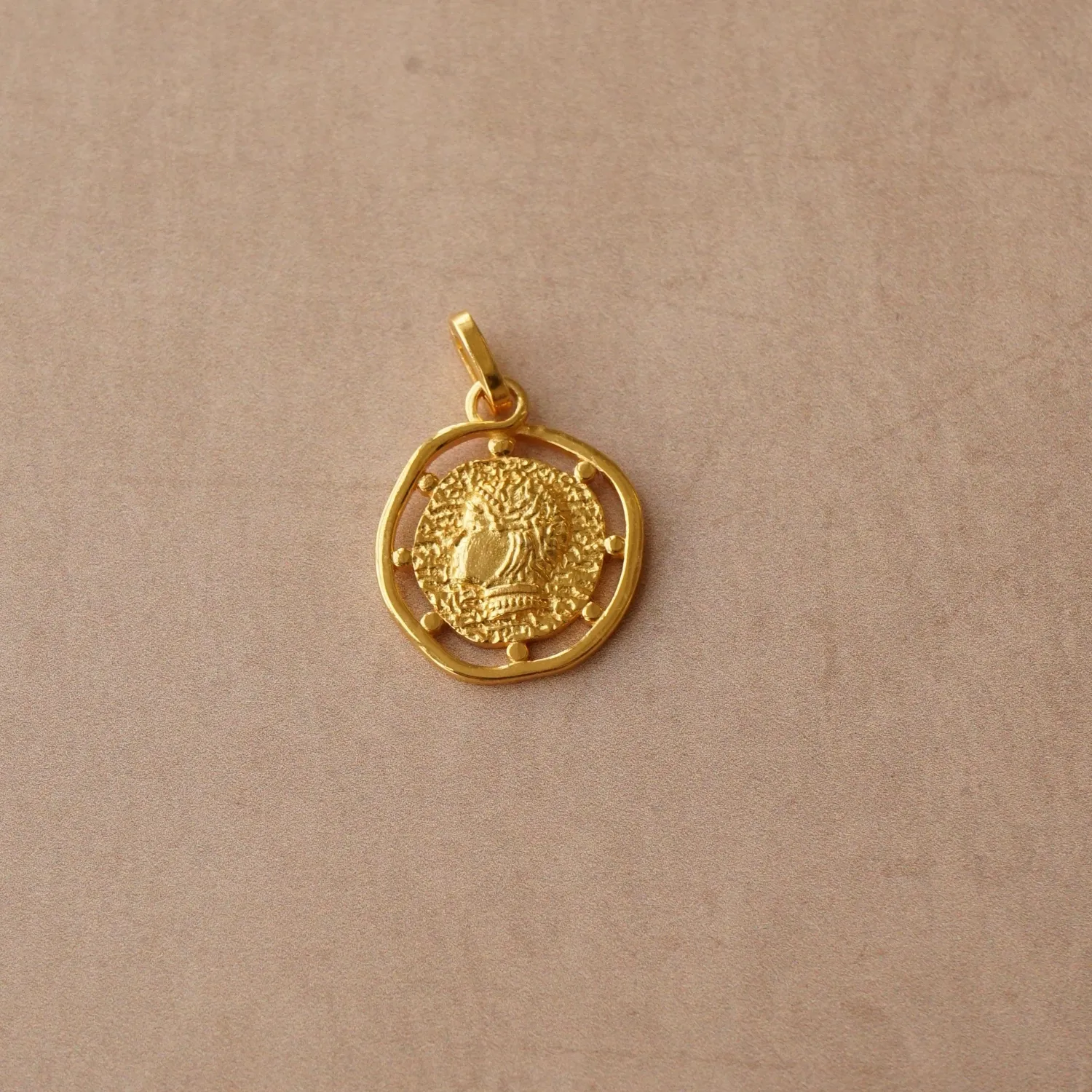 Orelia LUXE Medallion Coin charm forgyldt