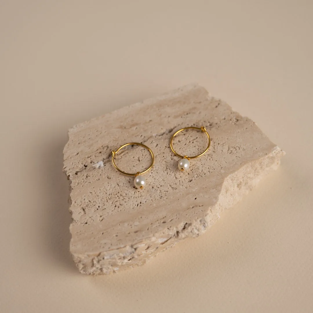 Sisi Copenhagen Ellie White Pearl creol øreringe forgyldt perle 6 mm
