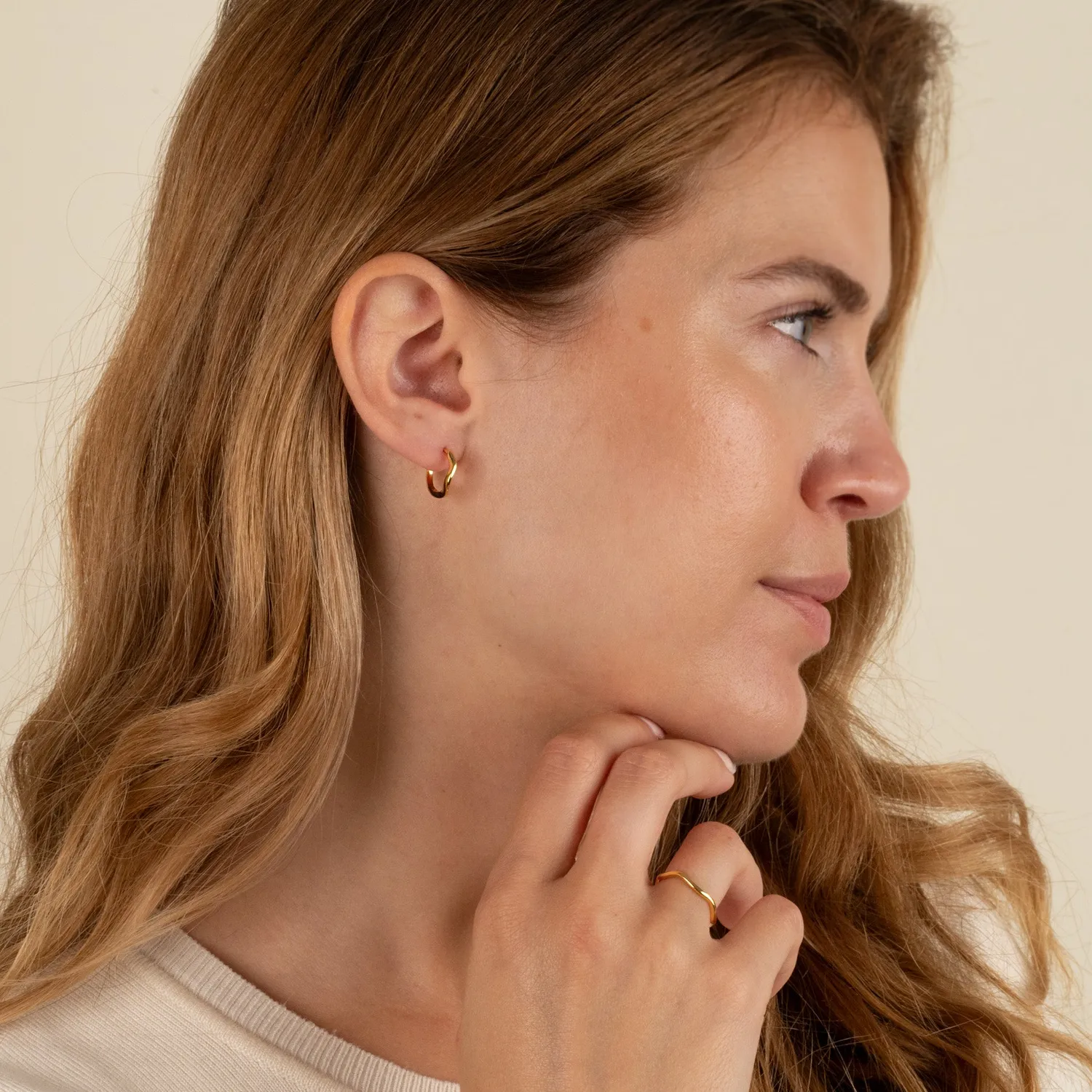 Sisi Copenhagen Gaia huggie øreringe forgyldt 15 mm