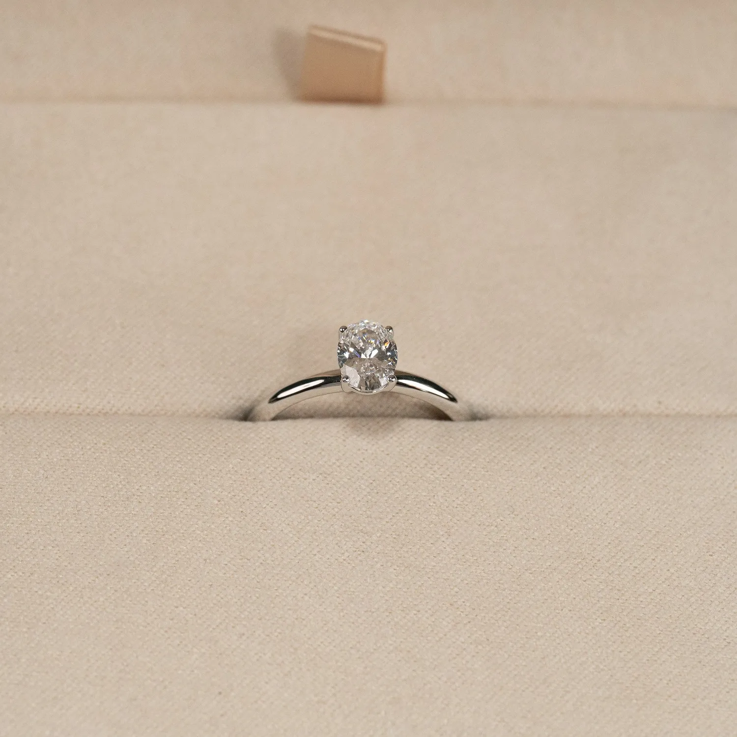 Sisi Copenhagen Solitaire oval diamantring 0,75 ct hvidguld