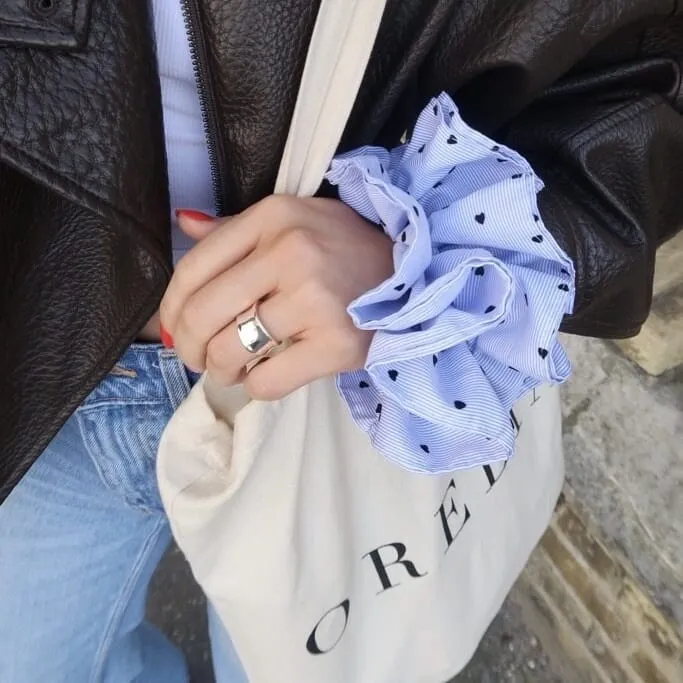 Orelia Heart scrunchie lyseblå hjerteprint stor