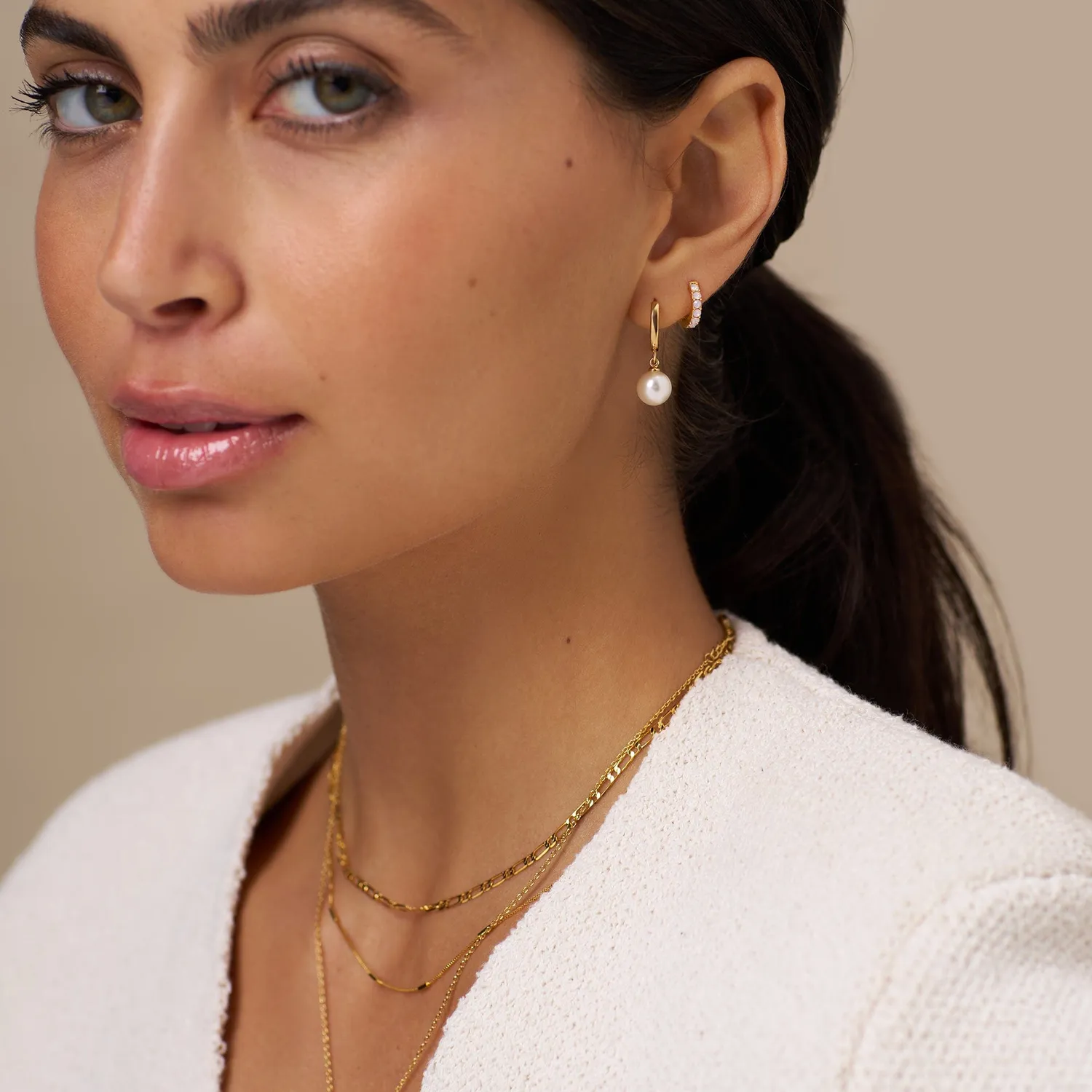 Orelia Rose Water Opal huggie øreringe guld rosa krystal