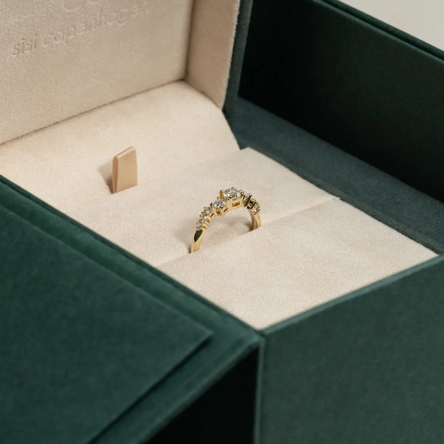 Sisi Copenhagen Organic Cluster 0.7ct diamantring guld 14 kt