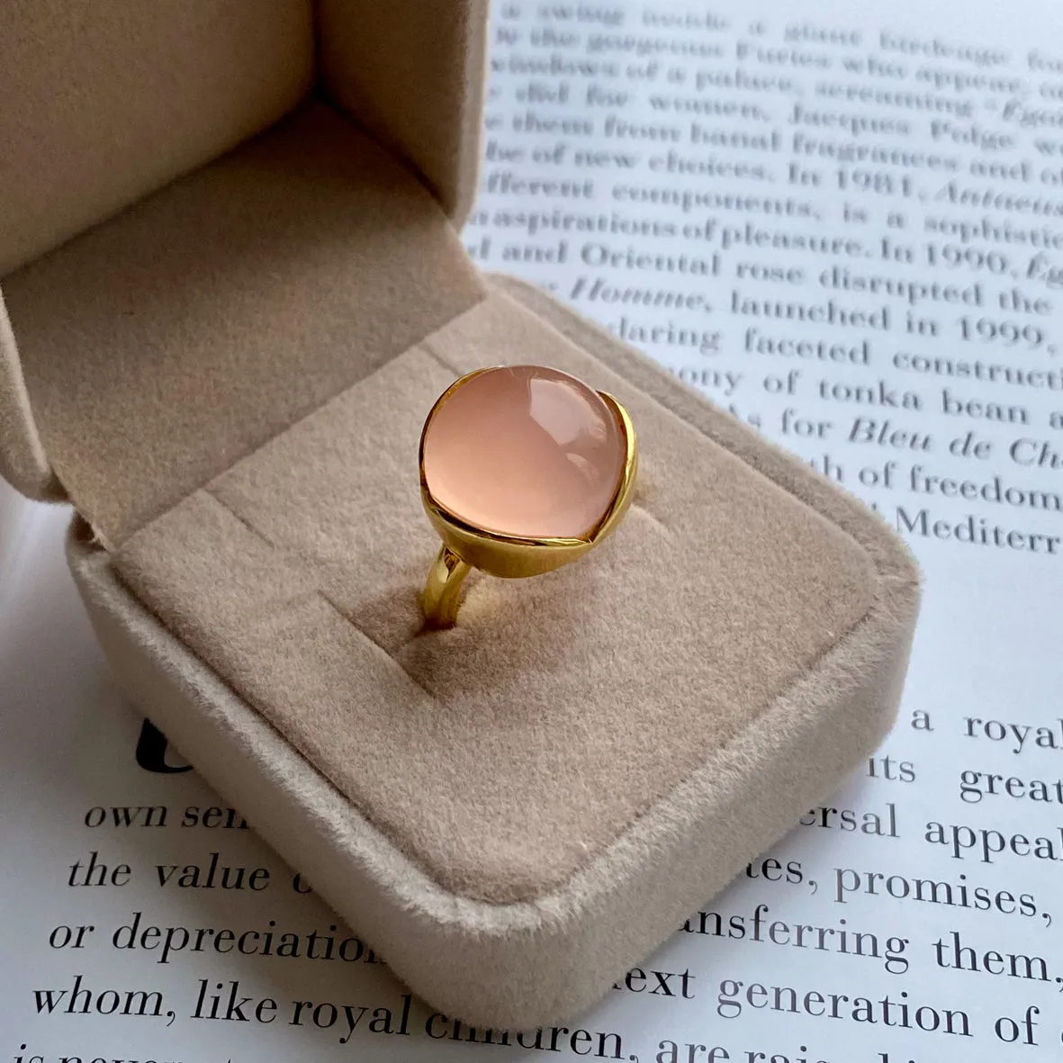 Bykjaergaard Glory Stor ring rosa kalcedon forgyldt sølv