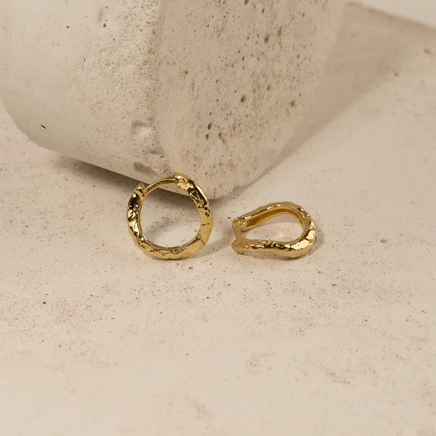 Sisi Copenhagen Maia Golden Huggie øreringe forgyldt 15 mm