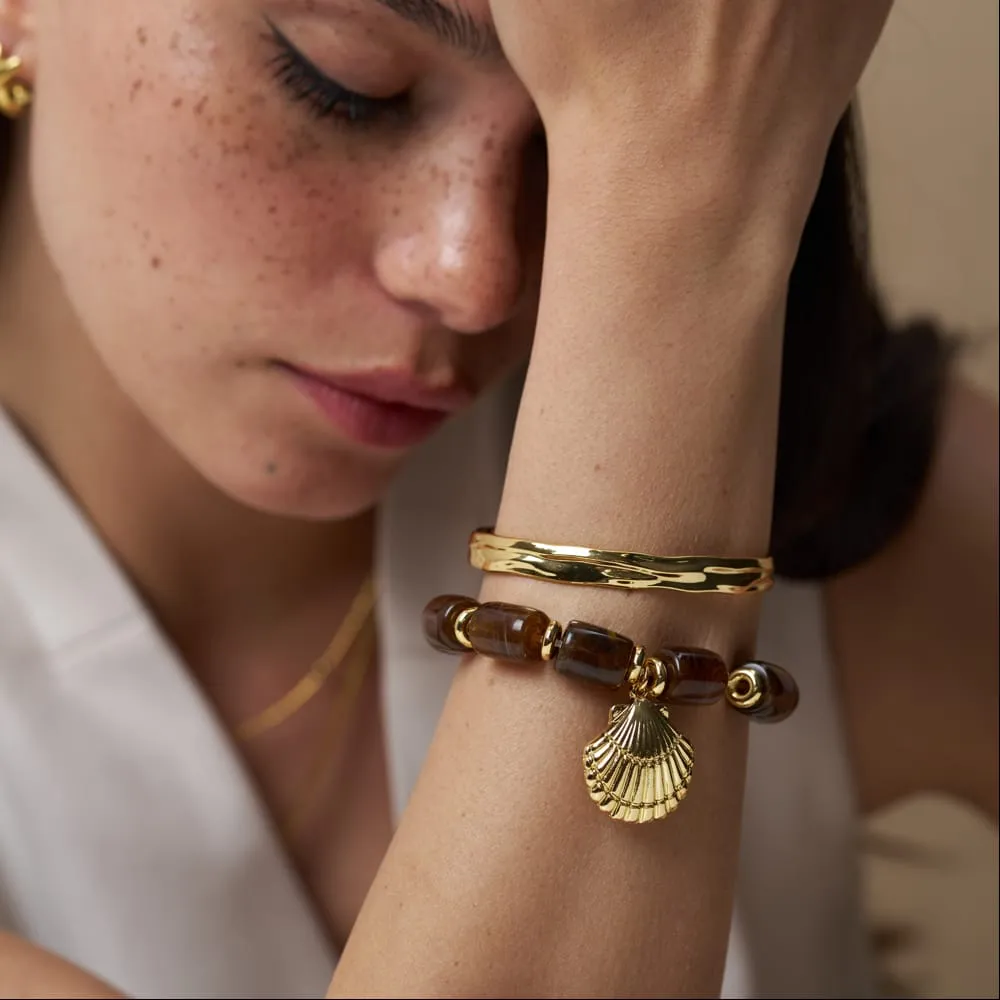Orelia Chunky Beaded Shell Charm armbånd forgyldt brun