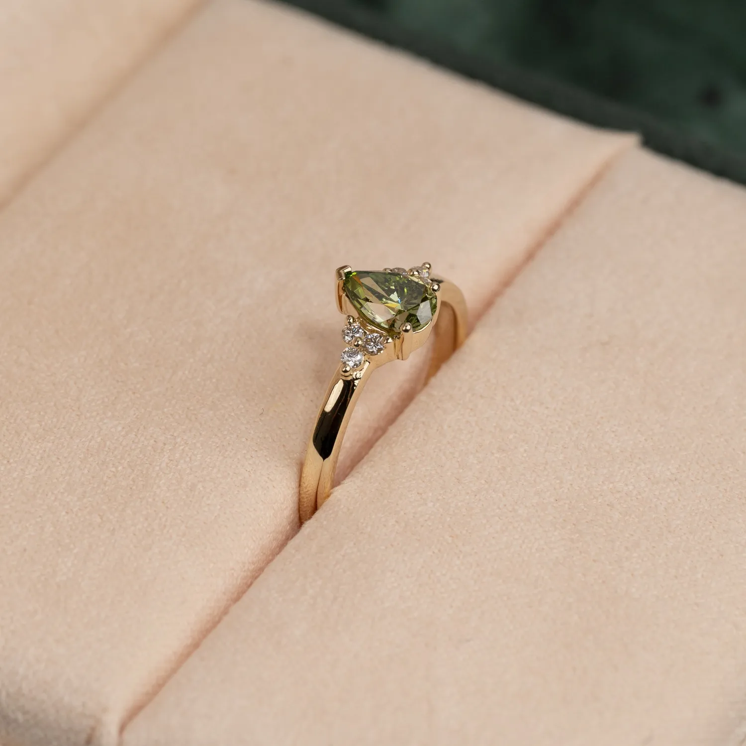 Sisi Copenhagen Pear-Cut Triad ring 0,65ct grøn guld
