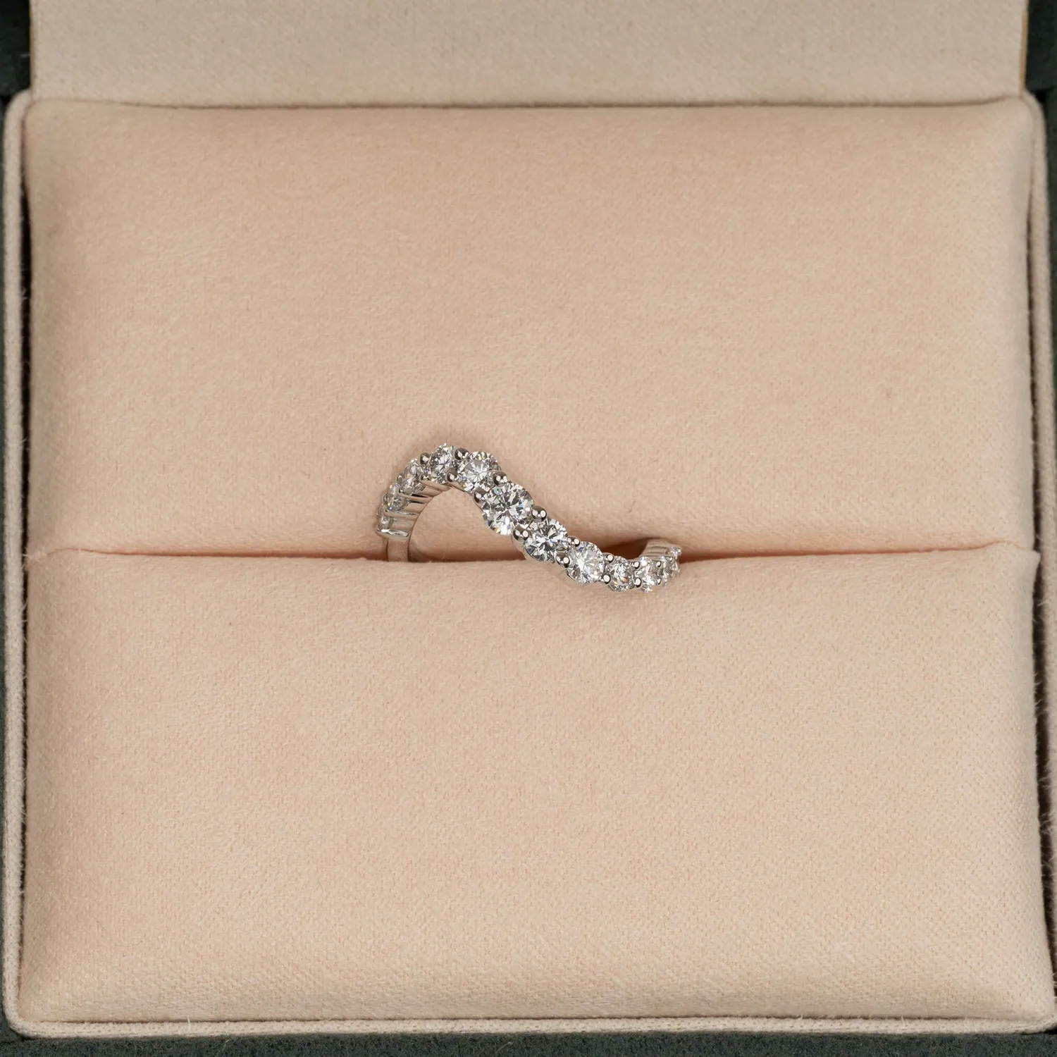 Sisi Copenhagen Graduating Curved Lab-Diamond ring 0,9 ct hvidguld