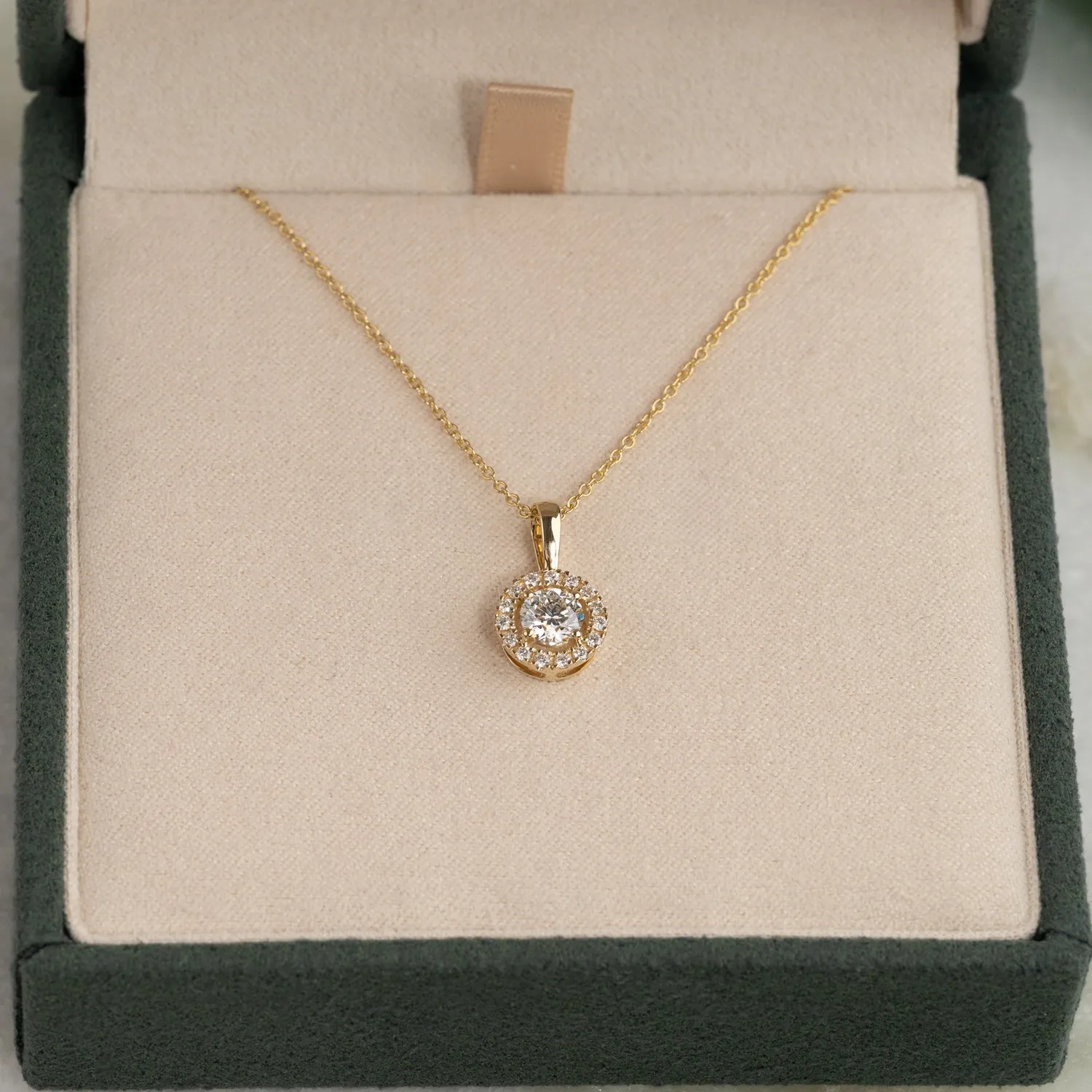 Sisi Copenhagen Round Halo lab-diamond vedhæng 0,66 ct guld