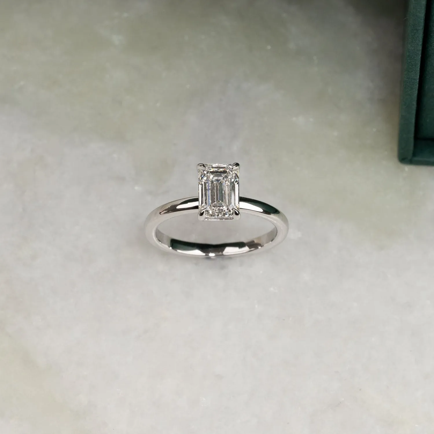 Sisi Copenhagen Solitaire Emerald-Cut diamantring hvidguld