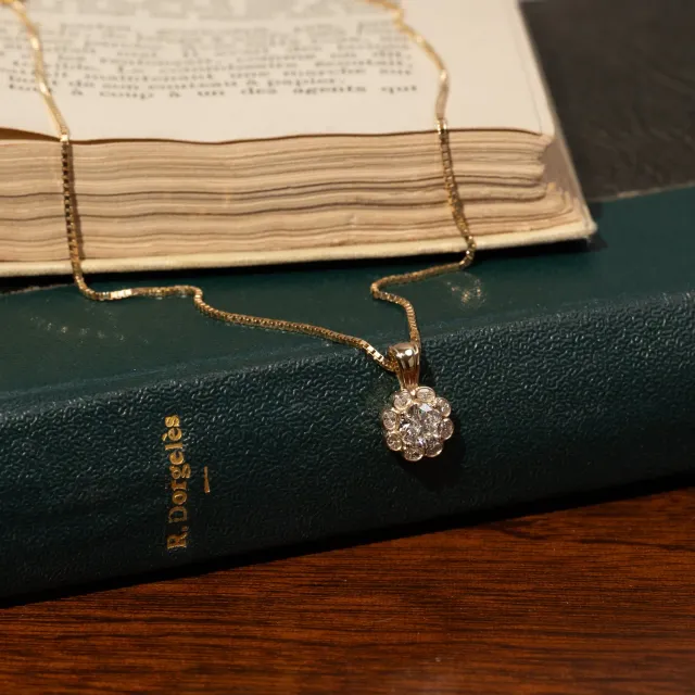 Sisi Copenhagen Laurel Oval-Cut Halo diamantvedhæng 0,8 ct guld