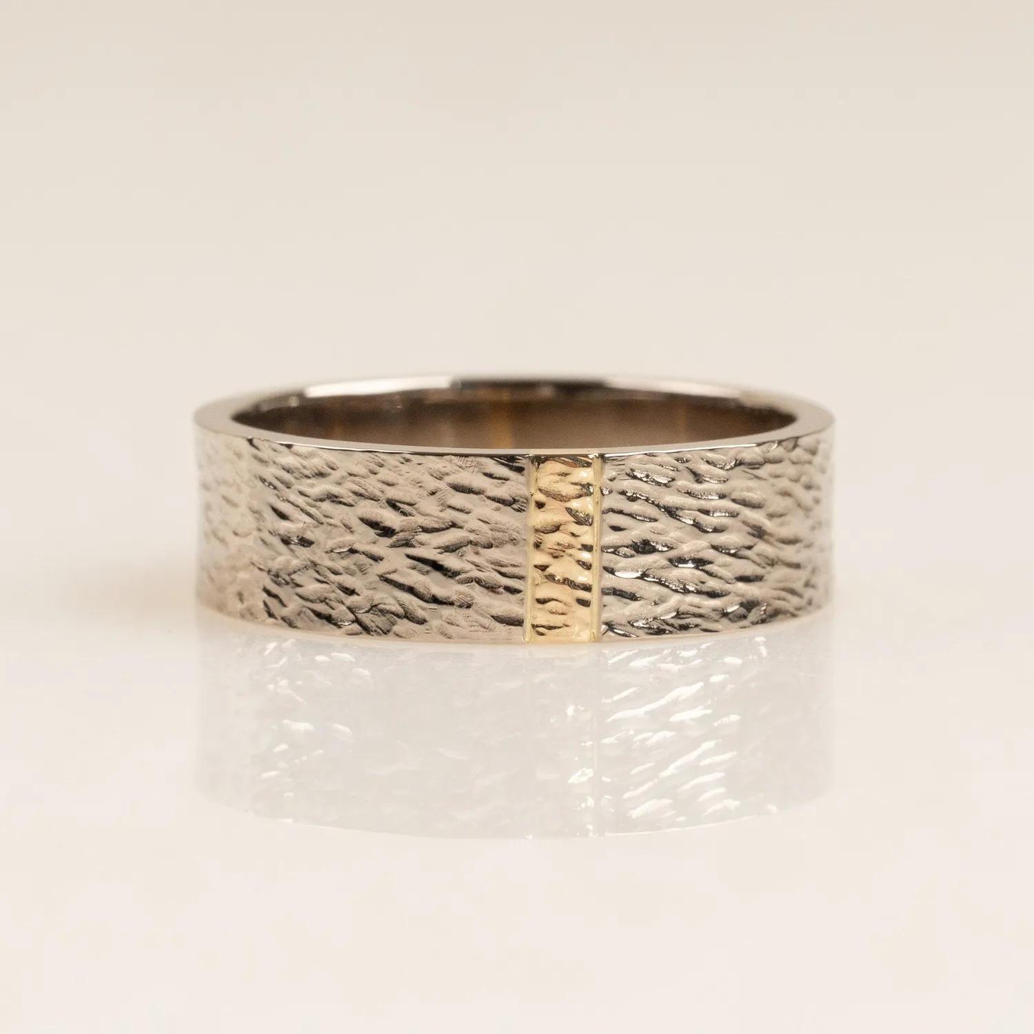 Sisi Copenhagen Hammered Flat vielsesring hvidguld 14 kt 7 mm