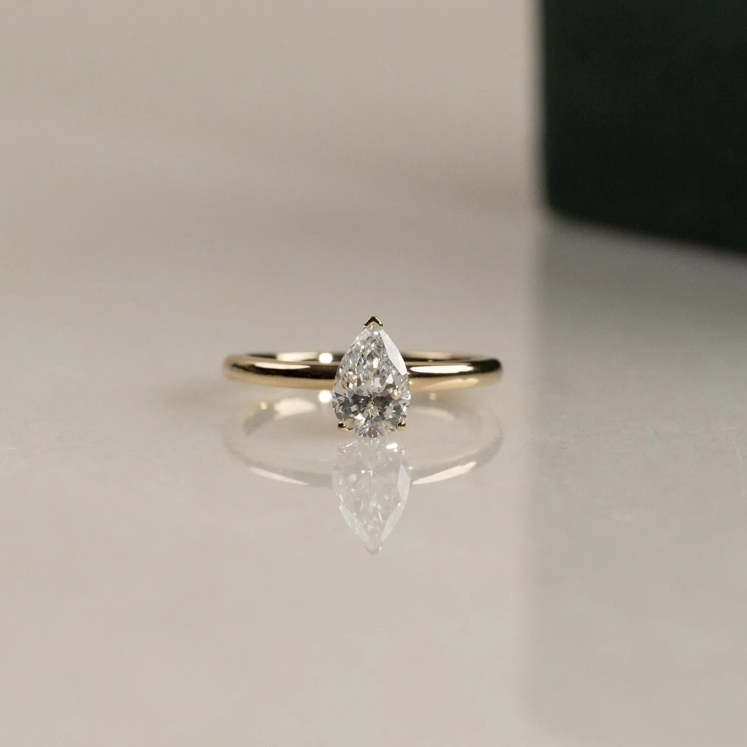Sisi Copenhagen Solitaire Pear-Cut ring 0,75 ct 14 kt guld