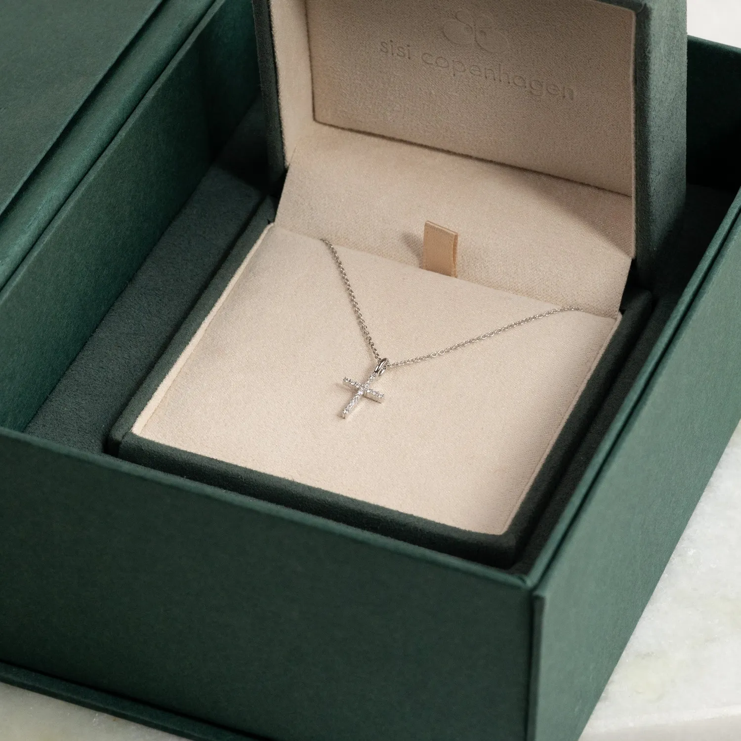 Sisi Copenhagen korsvedhæng hvidguld 14 kt 0,08 ct