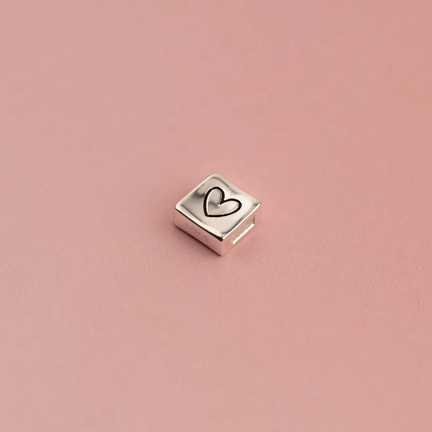 Sisi Copenhagen Box Heart Pendant vedhæng 8 mm forgyldt