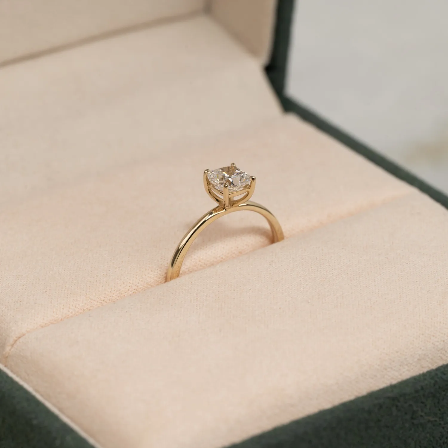 Sisi Copenhagen Solitaire 0,75ct cushion diamantring guld