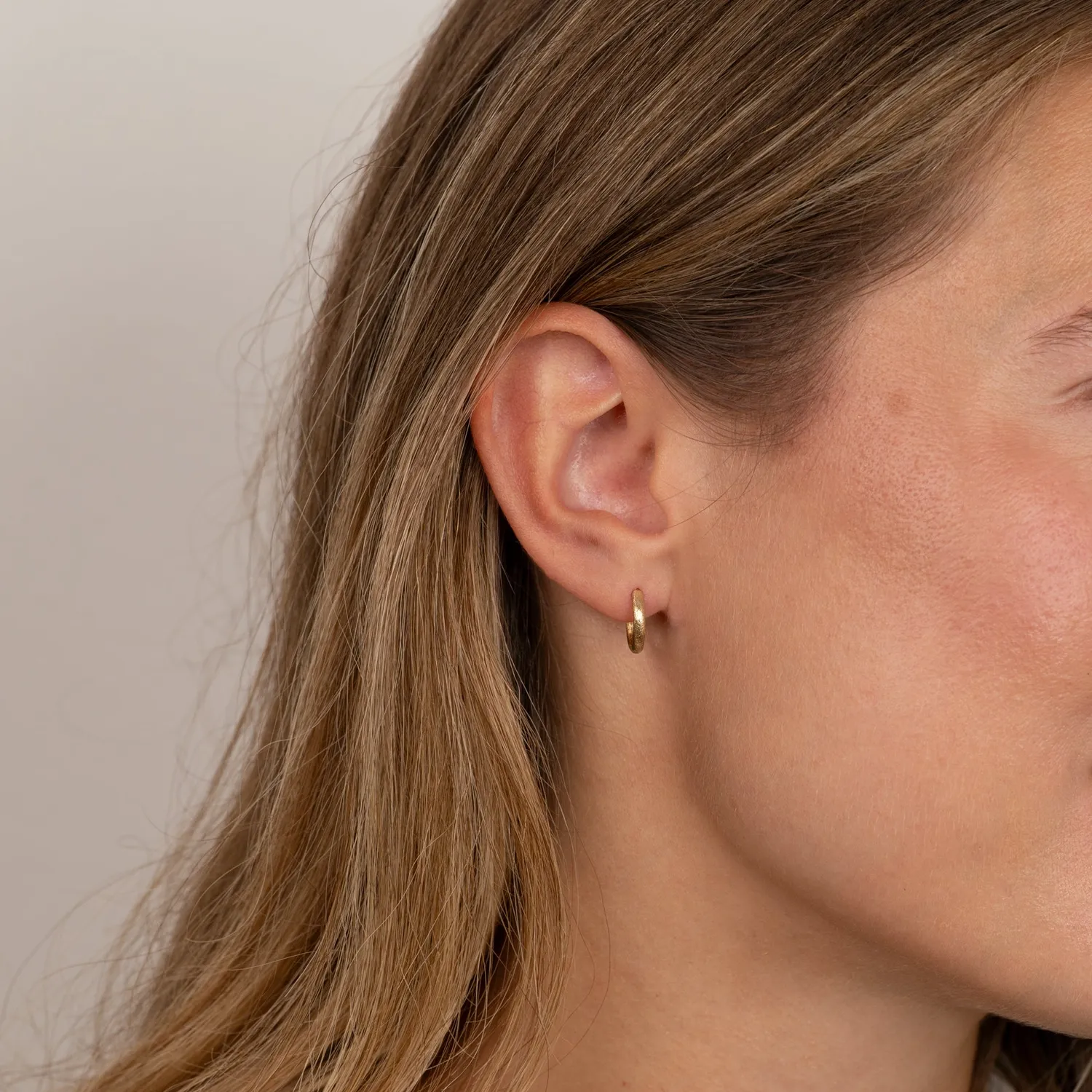 Sisi Copenhagen Thea huggie creoler i 9 karat guld par