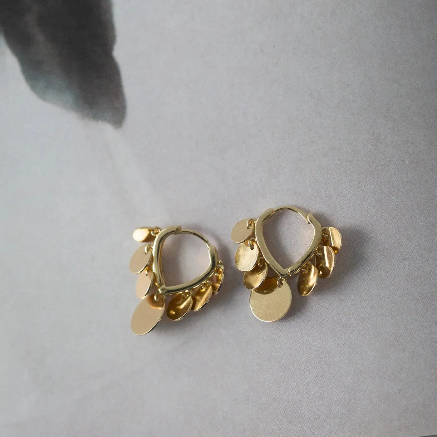 TIMI OF SWEDEN Riya Coin Hoop øreringe 14k forgyldt